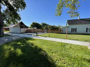 View of yard with an outdoor structure