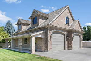 View of front facade featuring a front lawn