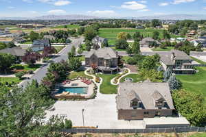 Bird's eye view with a mountain view