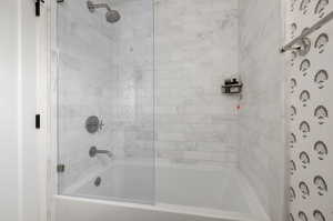 Bathroom with tiled shower / bath combo