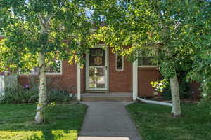 Entrance to property featuring a yard