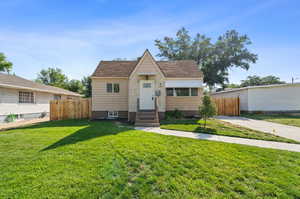 View of front facade featuring a front yard