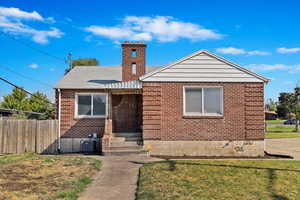 View of front of house featuring a front yard