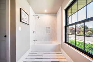 Bathroom with tiled shower / bath