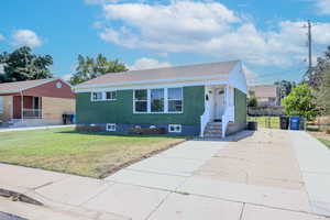 View of front facade featuring a front lawn