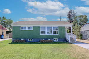 View of front facade with a front lawn