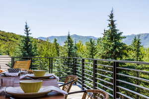 Balcony featuring a mountain view