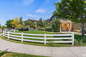 View of front facade featuring a front yard