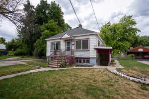 Bungalow featuring a front lawn