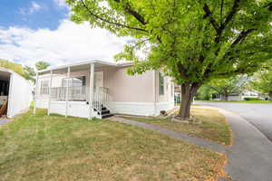 View of front facade featuring a front yard