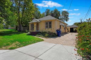 Bungalow featuring a front lawn