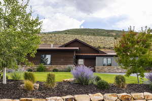 View of front facade featuring a front yard