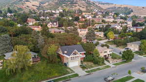 Bird's eye view with a mountain view