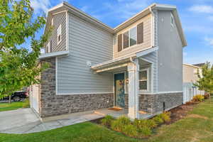 View of front facade featuring a front yard