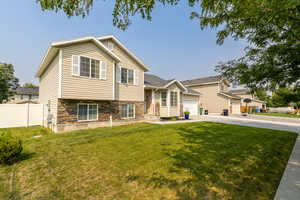 View of front facade with a front yard and a garage