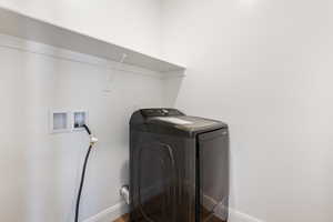 Laundry room with washer / clothes dryer