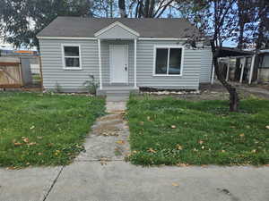 View of front facade with a front lawn