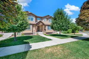 Craftsman house featuring a front yard