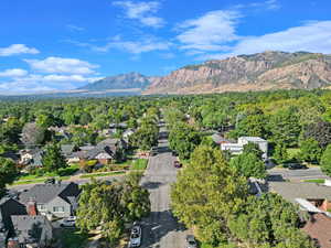 Bird's eye view with a mountain view