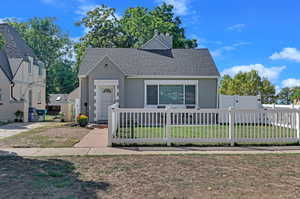 View of front facade featuring a front yard