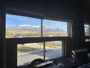 Room details featuring a mountain view