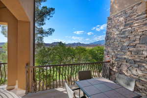 Balcony featuring a mountain view