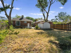 View of yard featuring a shed