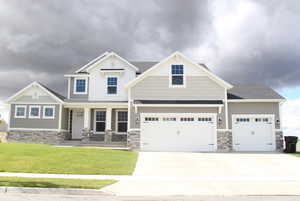 Craftsman house featuring a front yard