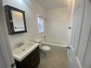 Full bathroom in master bedroom