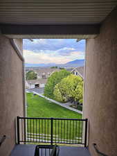 Balcony featuring a mountain view