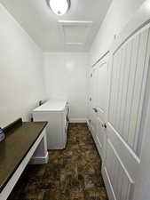 Laundry area with a textured ceiling and independent washer and dryer