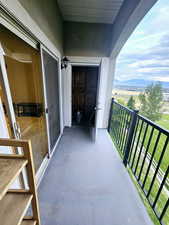 Balcony featuring a mountain view