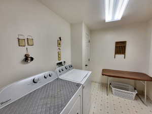 Laundry area featuring washer and clothes dryer and a textured ceiling