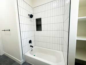 Bathroom featuring tiled shower / bath combo