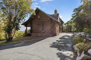 Side view with driveway