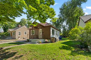 View of front of property featuring a front yard