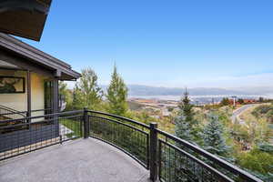 Balcony featuring a mountain view