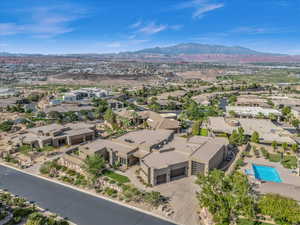 Aerial view with a mountain view