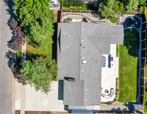 Birds eye view of property