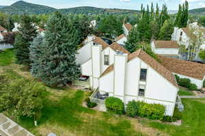 Birds eye view of property featuring a mountain view