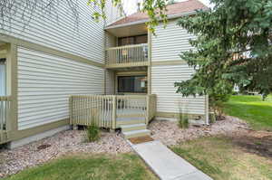 Property entrance with a balcony and a yard