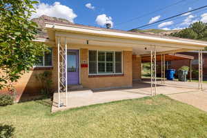 View of front of property featuring a front lawn