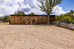 View of yard featuring an outbuilding