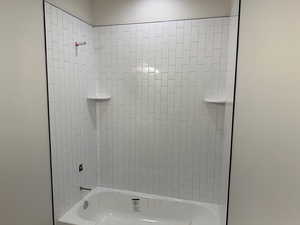 Bathroom with tiled shower / bath