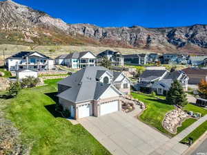 Birds eye view of property featuring a mountain view