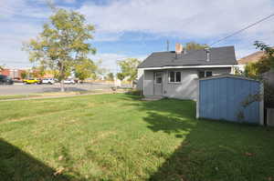 View of yard featuring a shed