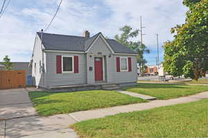 Bungalow featuring a front lawn