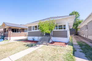 View of front facade featuring a front yard