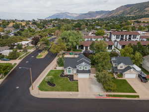 Aerial view with a mountain view