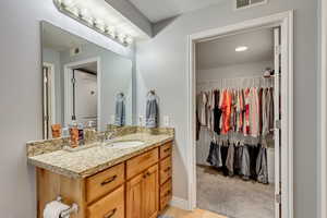 Primary bathroom w/ walk-in closet